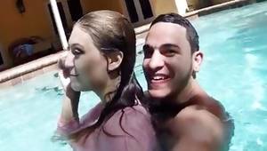 Brunette soaked slut touched kinky in the pool